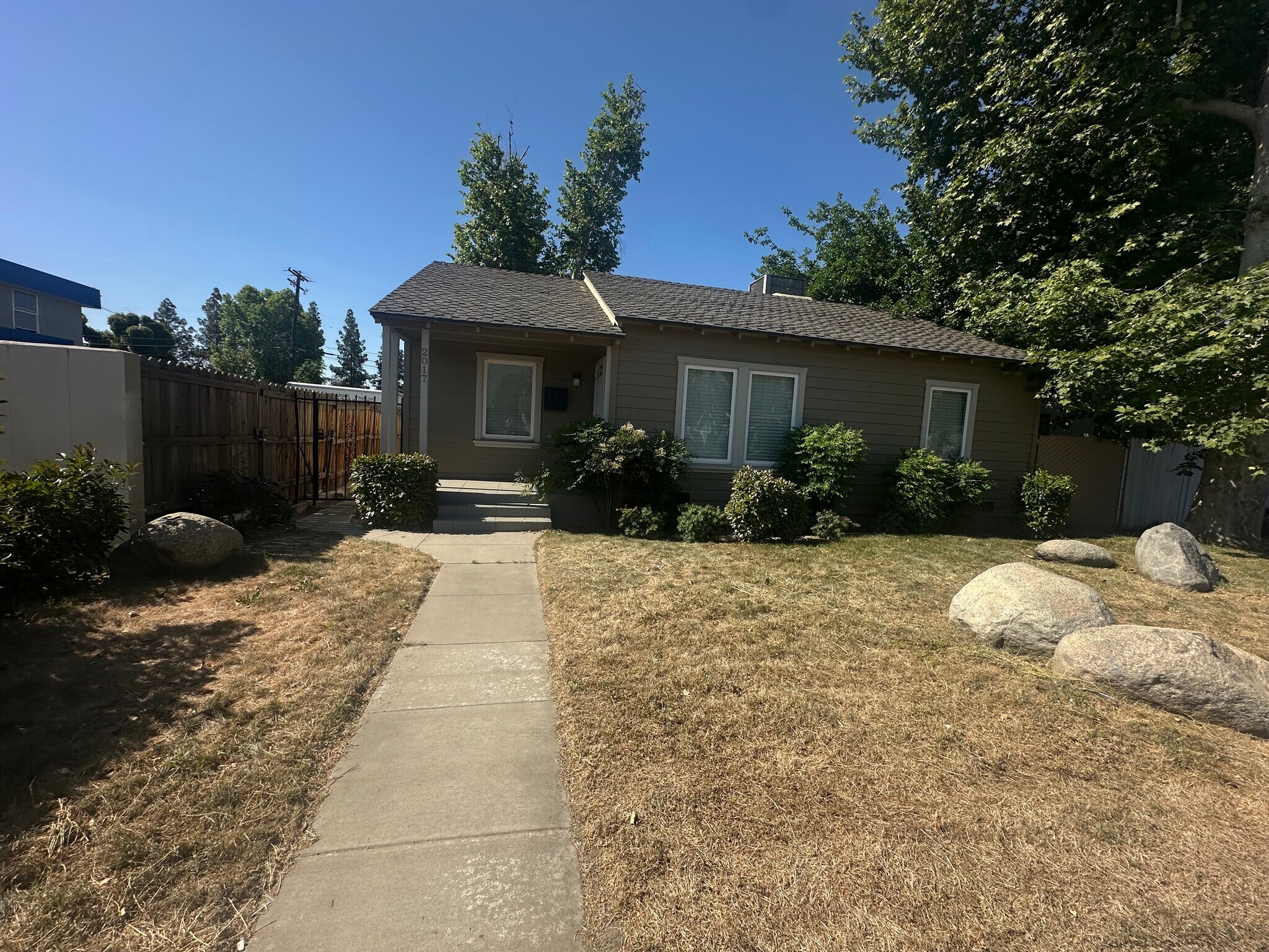 2017 Brundage Ln, Bakersfield, CA à louer Photo du bâtiment- Image 1 de 18
