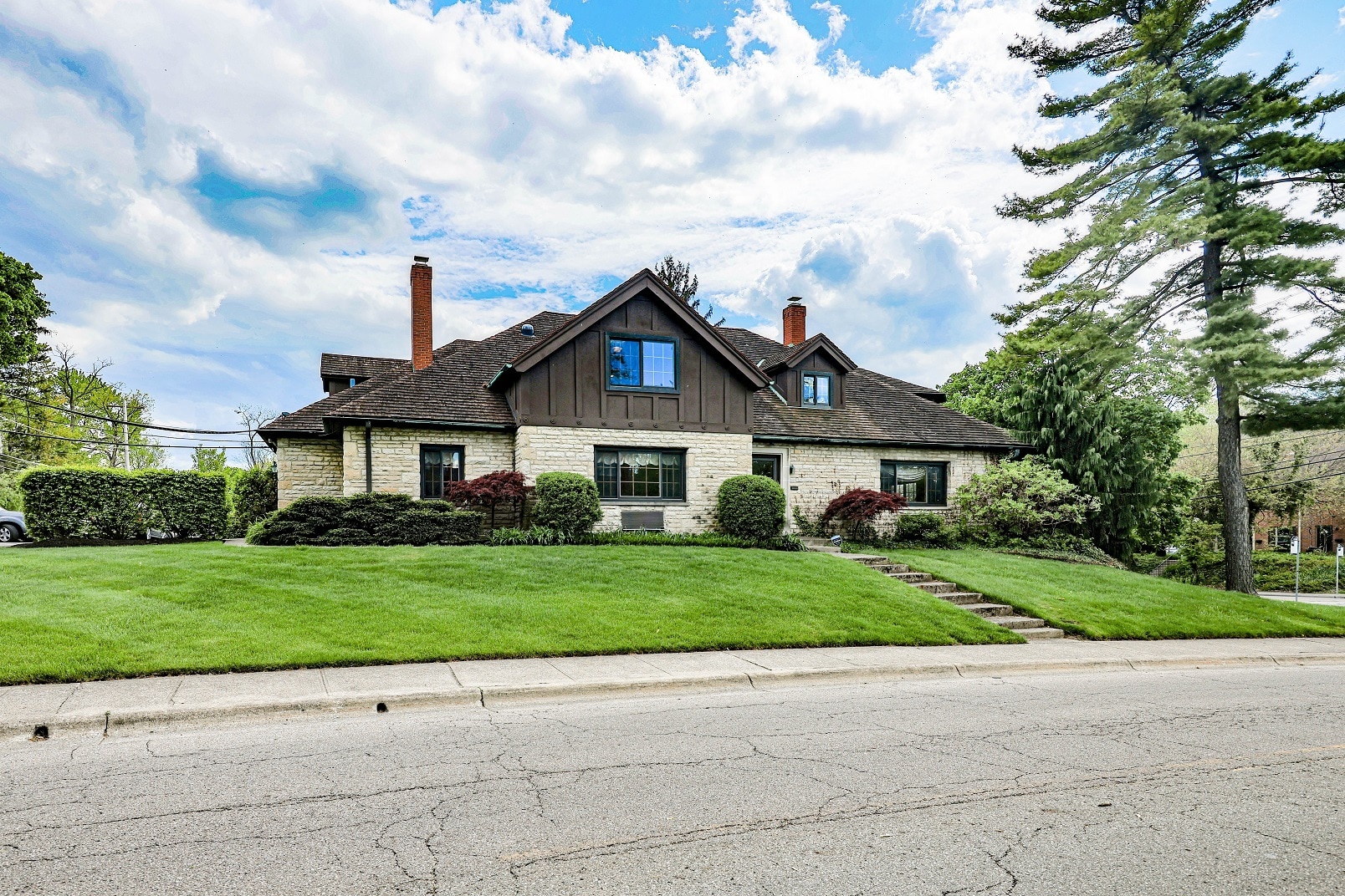 5760 N High St, Worthington, OH for lease Building Photo- Image 1 of 12