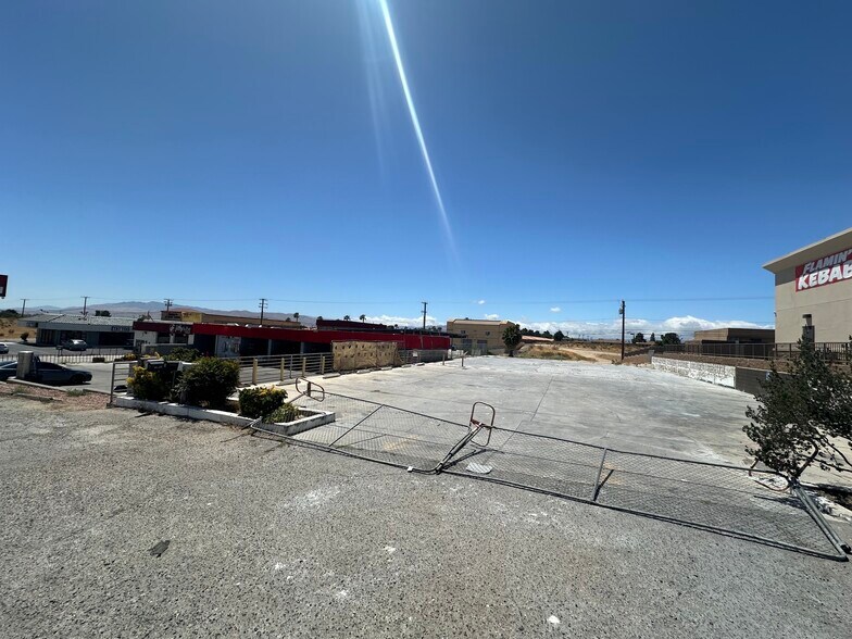17153 Bear Valley Rd, Hesperia, CA à vendre - Photo du bâtiment - Image 2 de 9