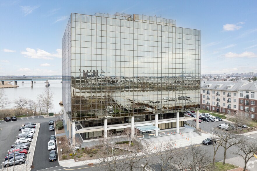 1 Harmon Plz, Secaucus, NJ à louer - Photo du bâtiment - Image 2 de 6