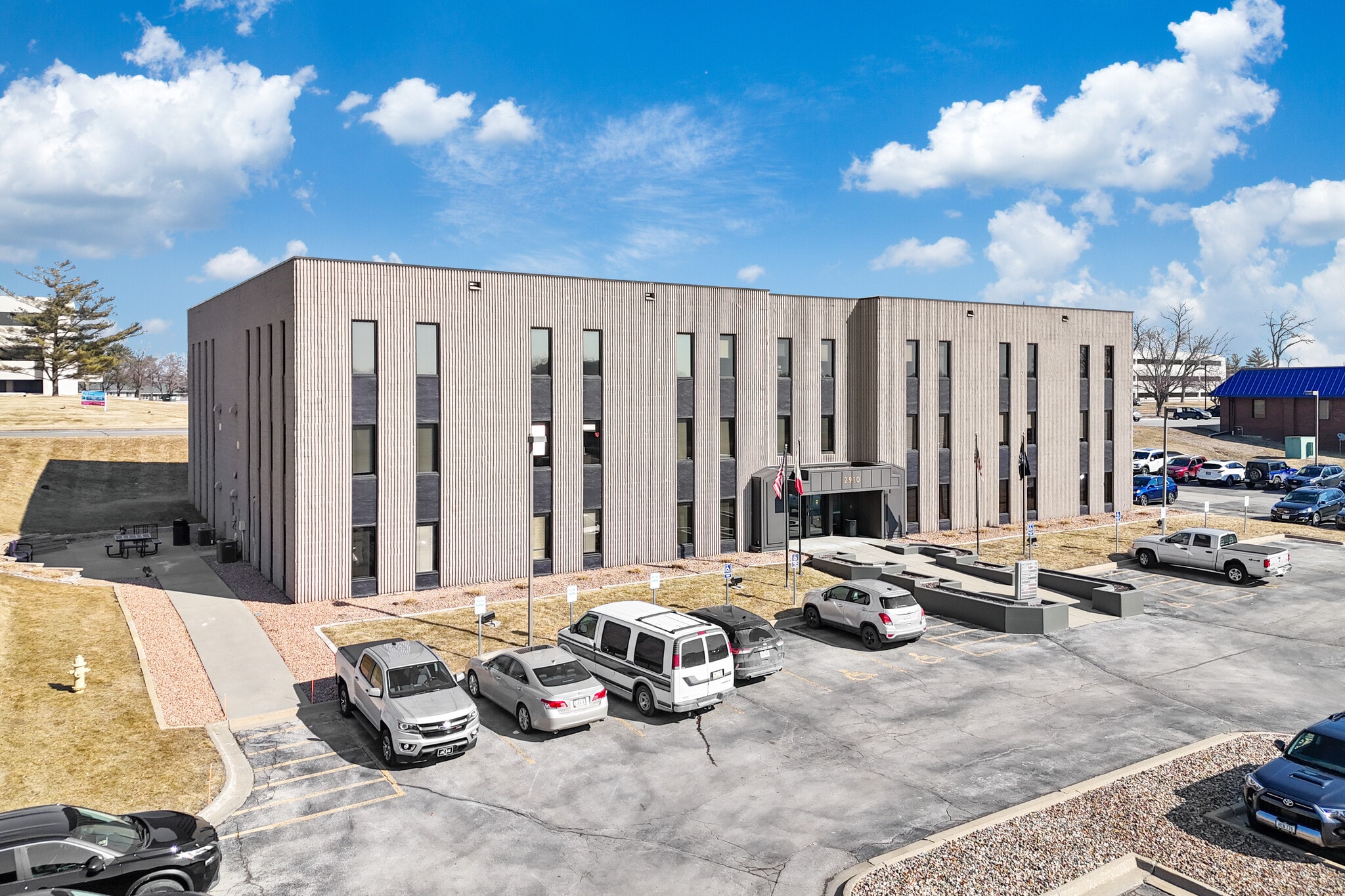 2910 Westown Pky, West Des Moines, IA for lease Building Photo- Image 1 of 6