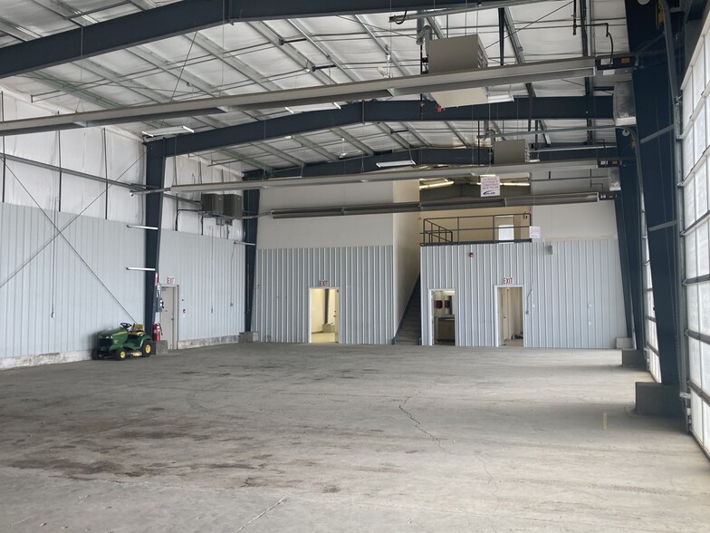 253 Burnt Park Dr, Red Deer County, AB for lease - Interior Photo - Image 2 of 30