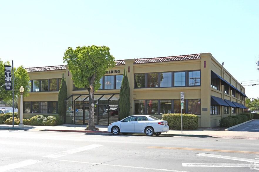 425 W 7th St, Hanford, CA à vendre - Photo du bâtiment - Image 3 de 37