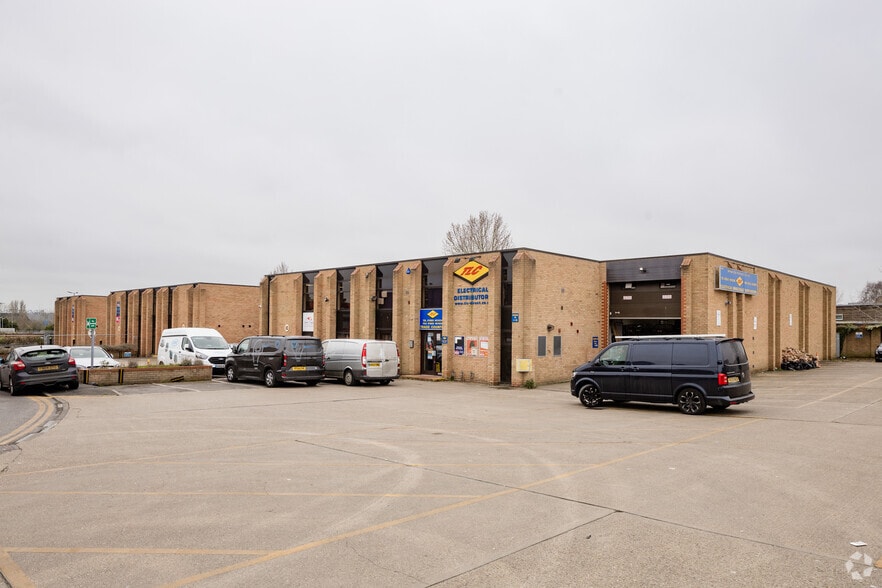 Ledgers Clos, Oxford for lease - Primary Photo - Image 1 of 2
