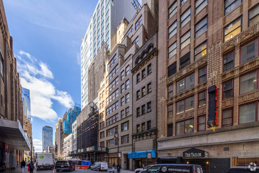 315 W 35th St, New York, NY for lease - Building Photo - Image 1 of 14