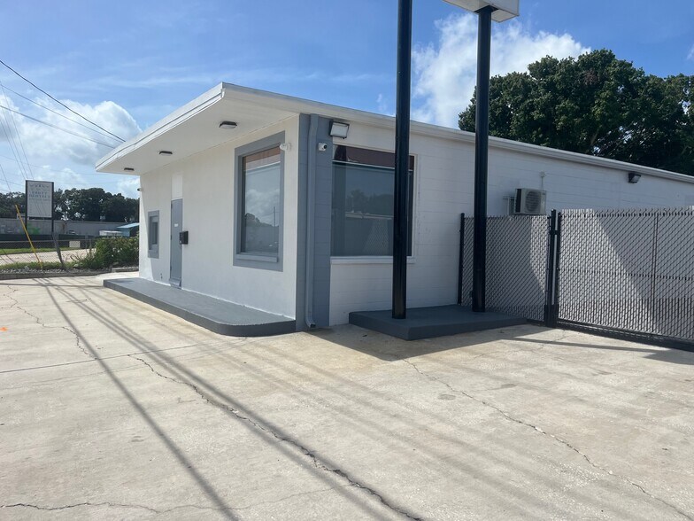 411 Clearlake Rd, Cocoa, FL à louer - Photo du bâtiment - Image 3 de 17