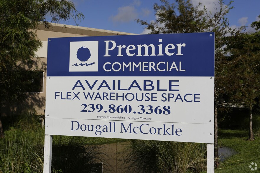 16770 Link Ct, Fort Myers, FL à louer - Photo du bâtiment - Image 2 de 7