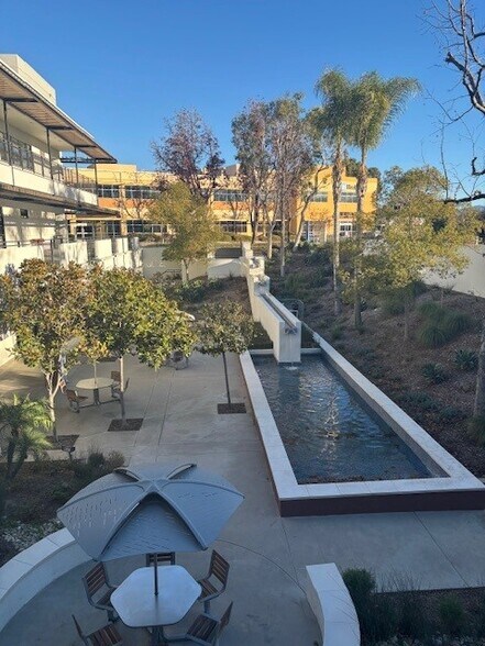 25751 McBean Pky, Valencia, CA à louer - Photo du bâtiment - Image 3 de 3