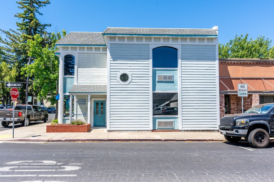 216 W Perkins St, Ukiah, CA à vendre - Photo du bâtiment - Image 1 de 11