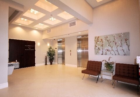 585 NW 161st St, Miami, FL à louer - Hall d’entrée - Image 3 de 8