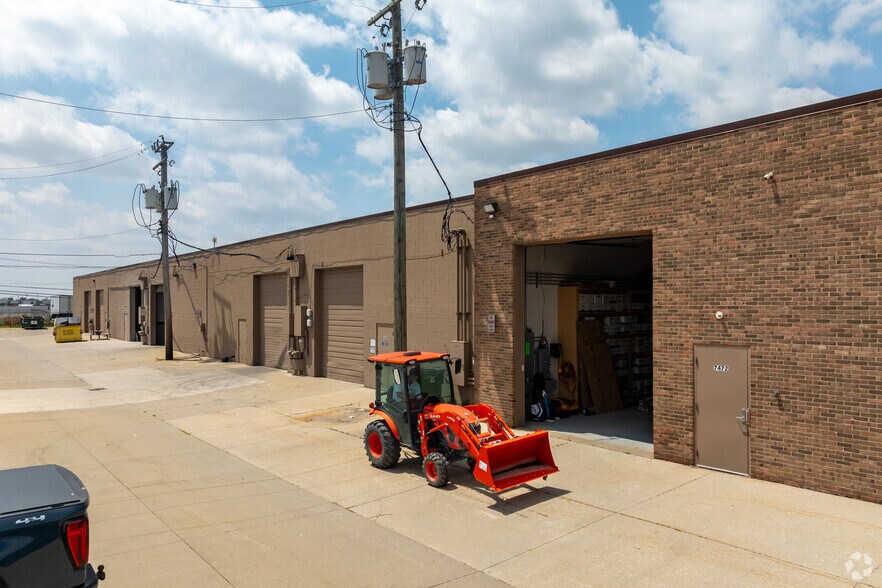 7314-7515 19 Mile Rd, Sterling Heights, MI à louer - Photo du bâtiment - Image 3 de 6