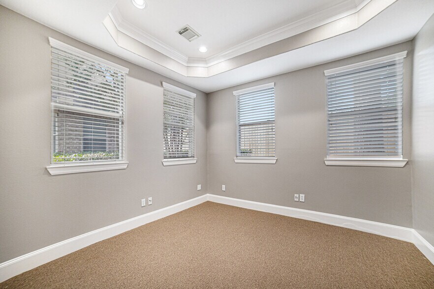 25511 Budde Rd, The Woodlands, TX à vendre - Photo du bâtiment - Image 2 de 15
