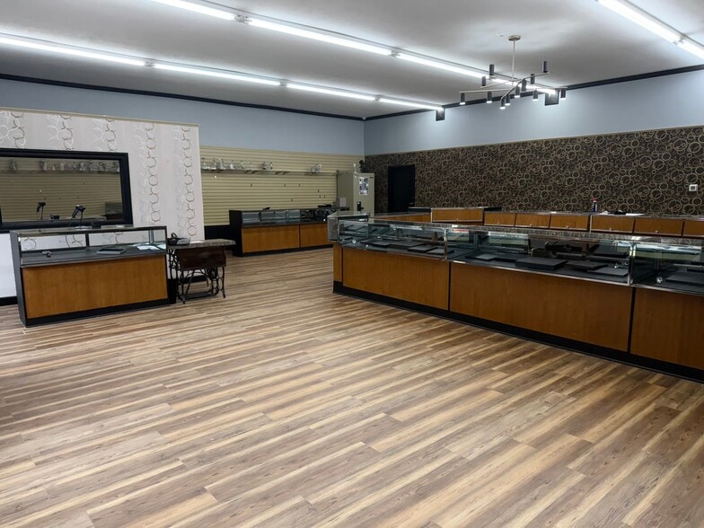 220 W Main St, Greenwood, IN for lease - Building Photo - Image 1 of 17