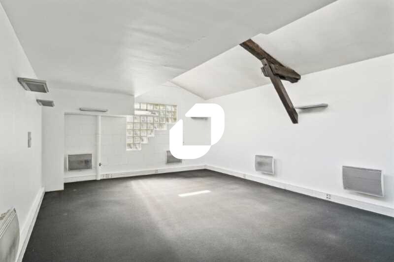 Office in Levallois Perret for lease - Interior Photo - Image 2 of 5