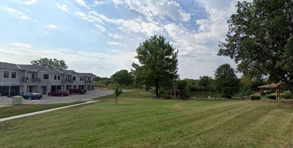 1010 Sugarland Dr, Pleasant Hill, MO à louer - Photo du bâtiment - Image 2 de 9