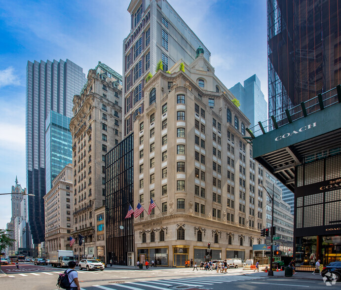 689 Fifth Ave, New York, NY for lease - Building Photo - Image 3 of 7