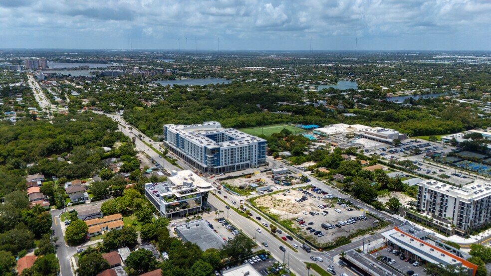 2420 NE Miami Gardens Dr, Miami, FL à louer - Photo du bâtiment - Image 3 de 16