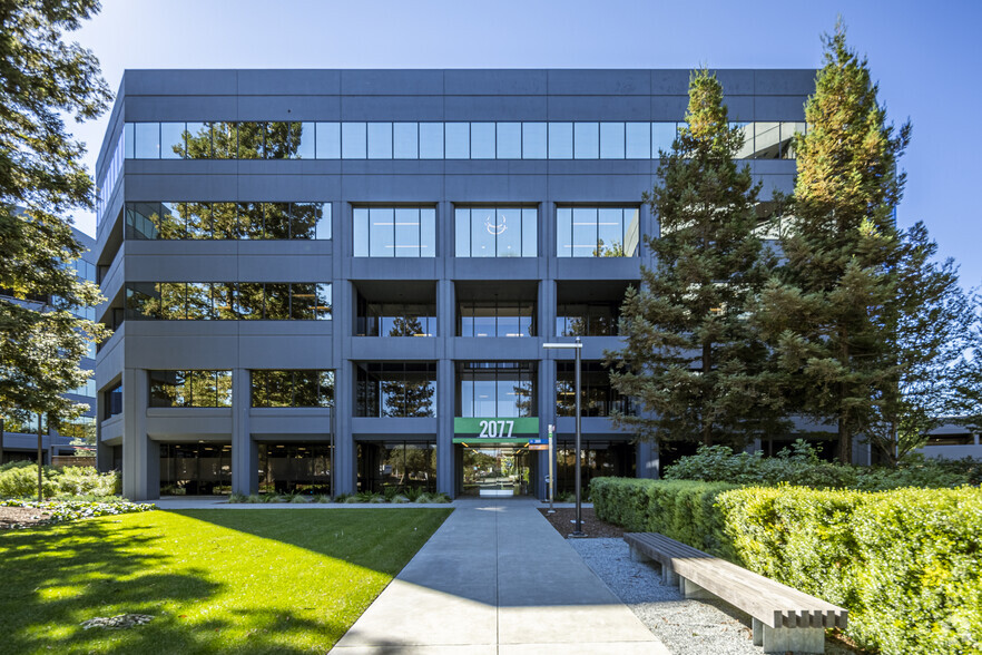 2077 Gateway Pl, San Jose, CA à louer - Photo du bâtiment - Image 2 de 9