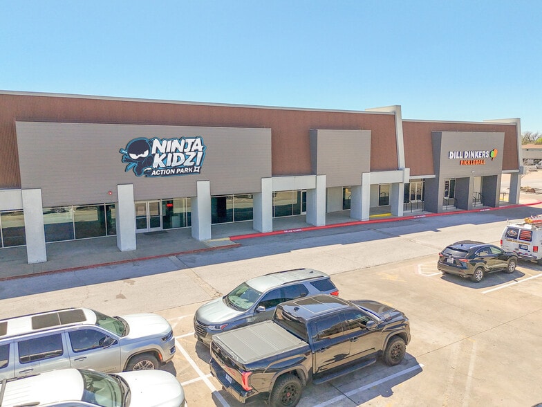 320 E Main St, Crowley, TX for sale - Building Photo - Image 3 of 8