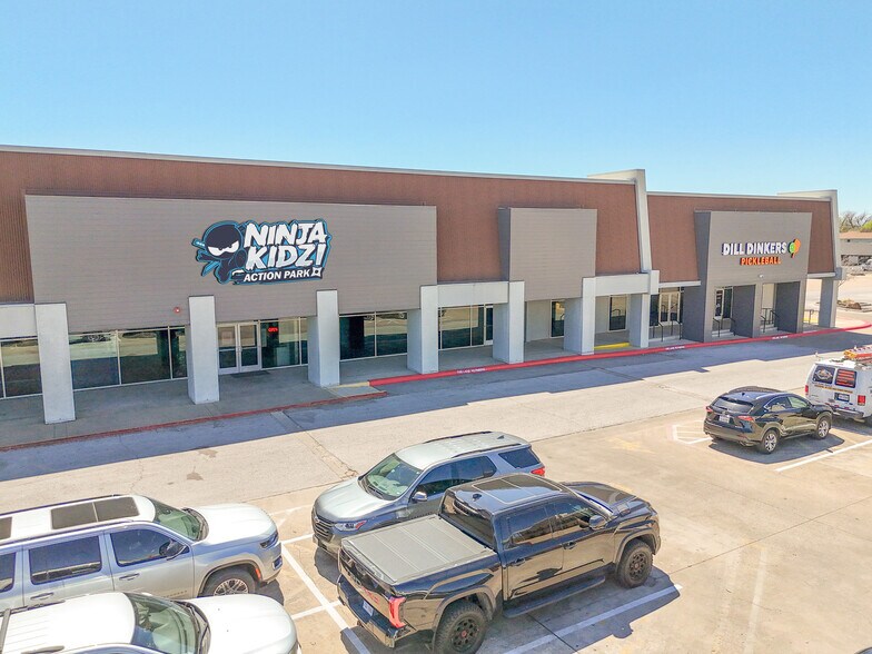 320 E Main St, Crowley, TX à vendre - Photo du bâtiment - Image 3 de 8