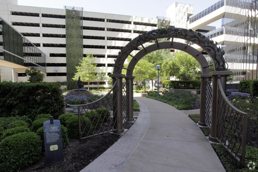840 Gessner Rd, Houston, TX à louer - Photo du bâtiment - Image 2 de 33