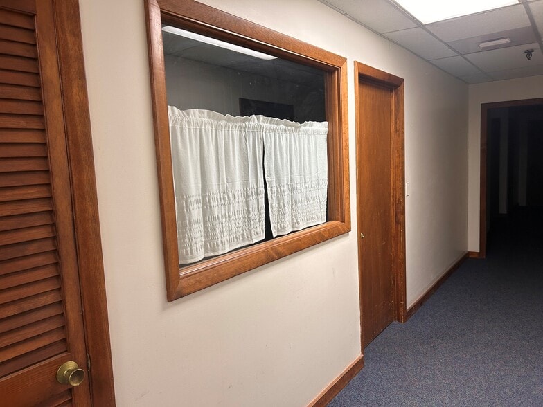 324 Wells St, Greenfield, MA for lease - Interior Photo - Image 2 of 4