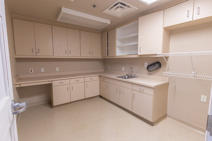 2815 E Jackson St, Hugo, OK for lease - Interior Photo - Image 3 of 18