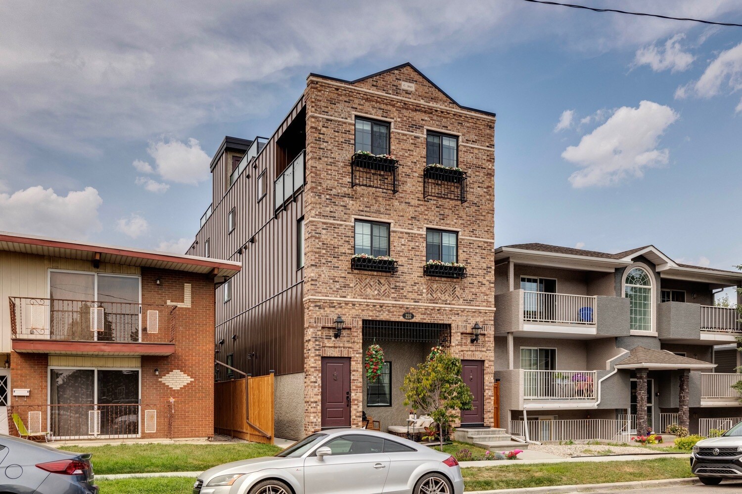 232 20 Av NE, Calgary, AB à vendre Photo principale- Image 1 de 1