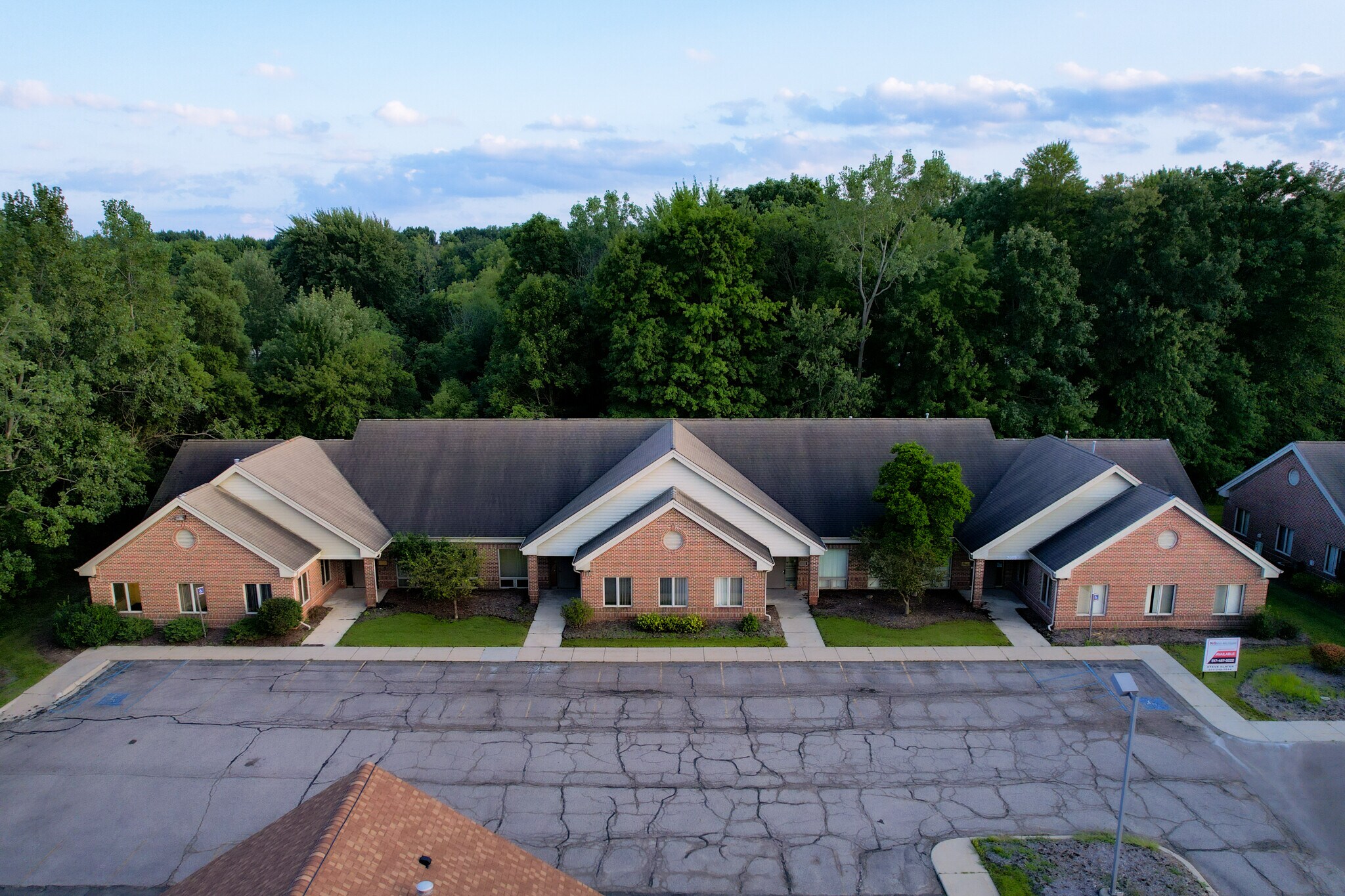 2469 Woodlake Cir, Okemos, MI à louer Photo du bâtiment- Image 1 de 8