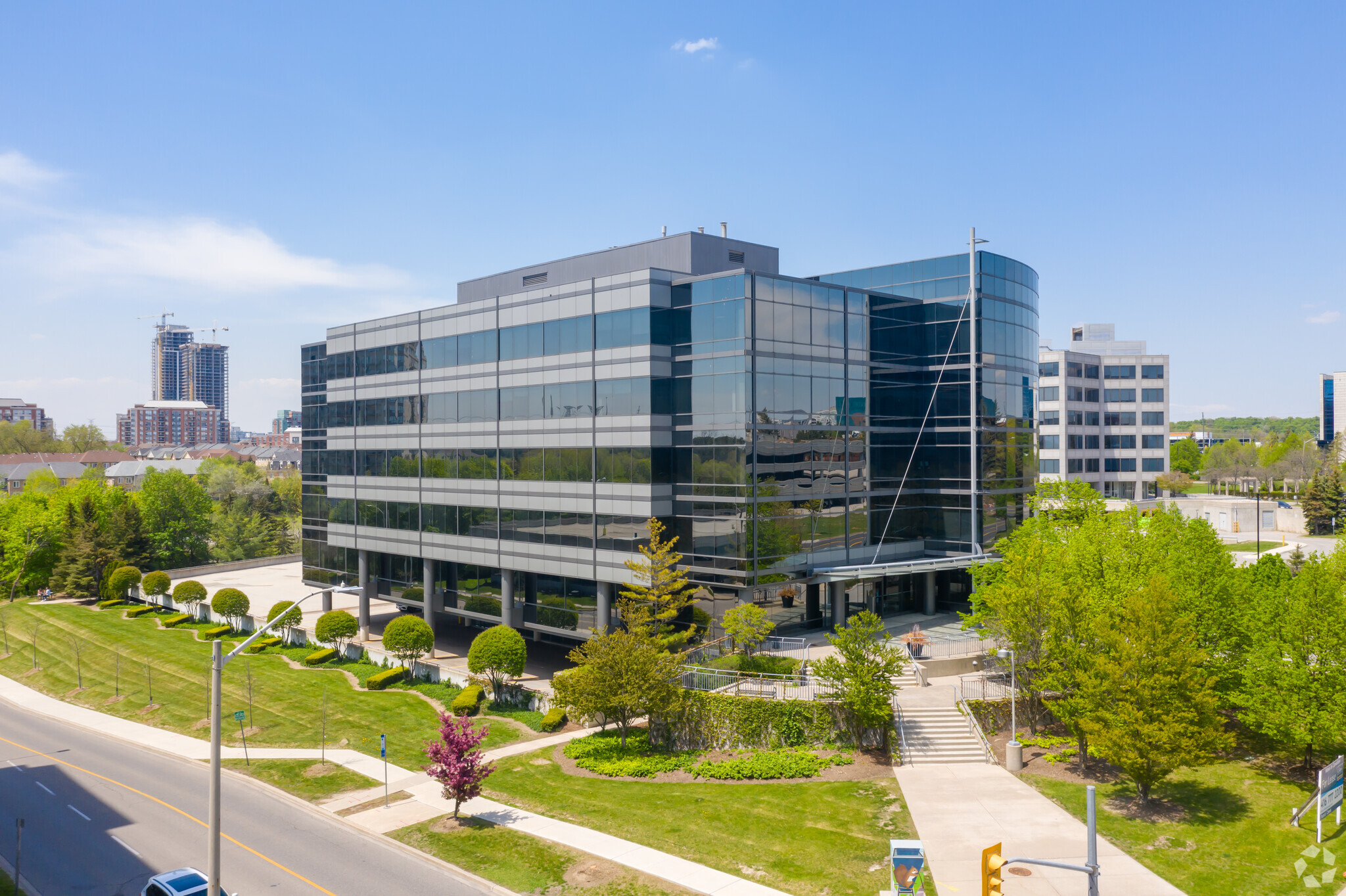 165 Commerce Valley Dr W, Markham, ON à louer Photo du bâtiment- Image 1 de 8