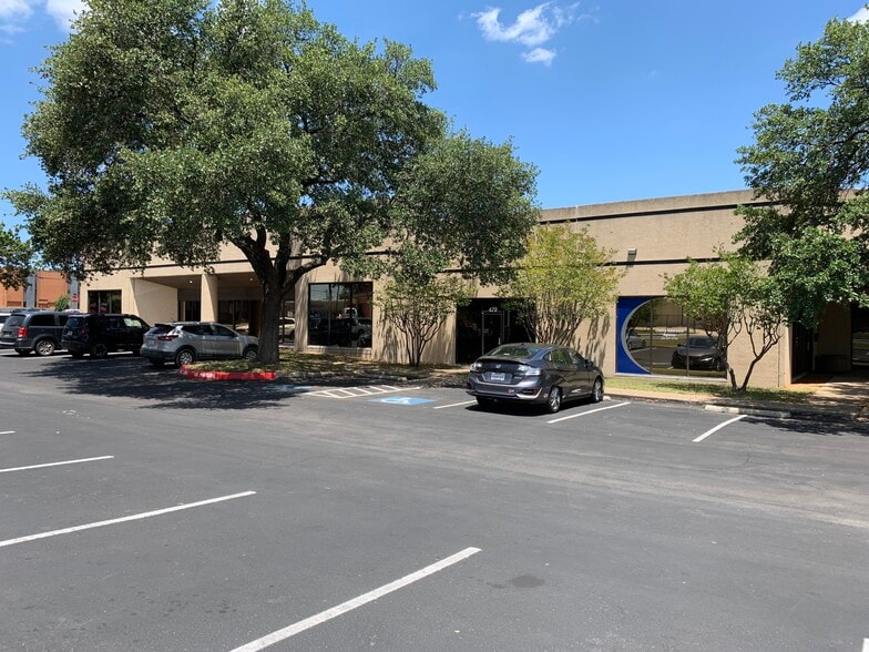 459-599 Spencer Ln, San Antonio, TX à louer - Photo du bâtiment - Image 2 de 8