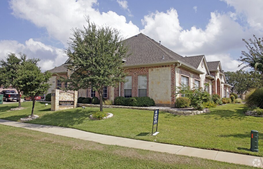 1204 Bent Oaks Ct, Denton, TX à vendre - Photo du bâtiment - Image 3 de 21