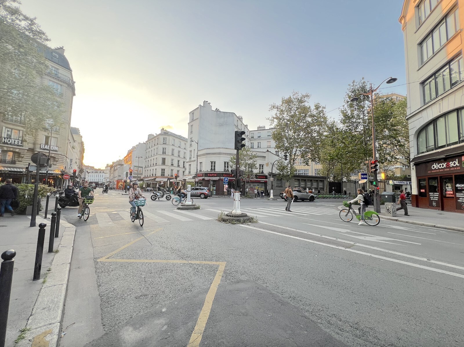 Retail in Paris for sale Building Photo- Image 1 of 11