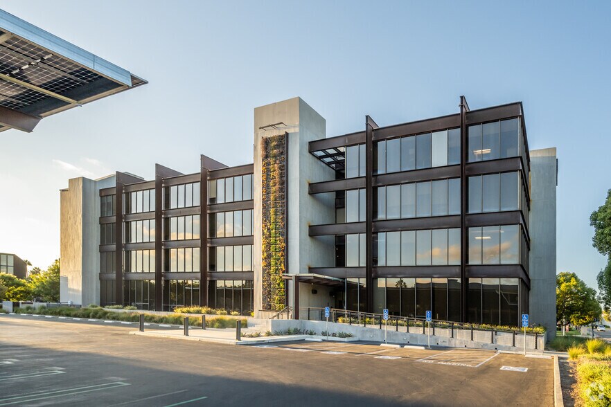 2082 Michelson Dr, Irvine, CA à louer - Photo du bâtiment - Image 3 de 4