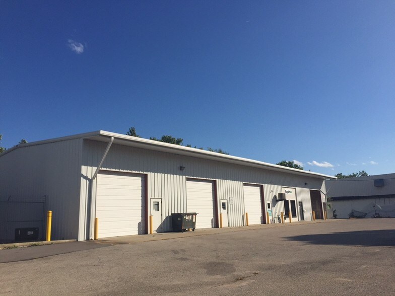 1075 Rockford Rd SW, Cedar Rapids, IA for sale - Building Photo - Image 2 of 2