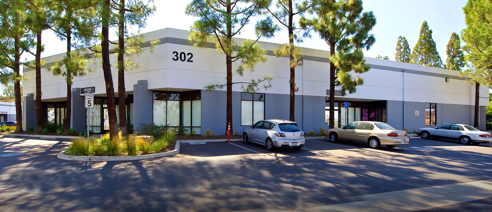 304 Enterprise St, Escondido, CA à louer Photo du bâtiment- Image 1 de 4