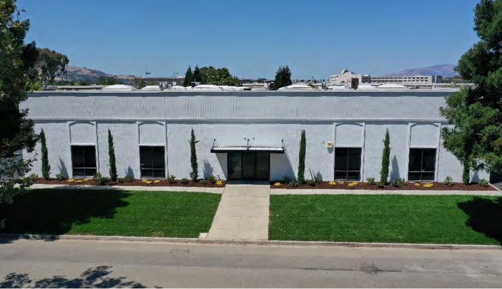 7034 Commerce Cir, Pleasanton, CA for lease - Building Photo - Image 2 of 6