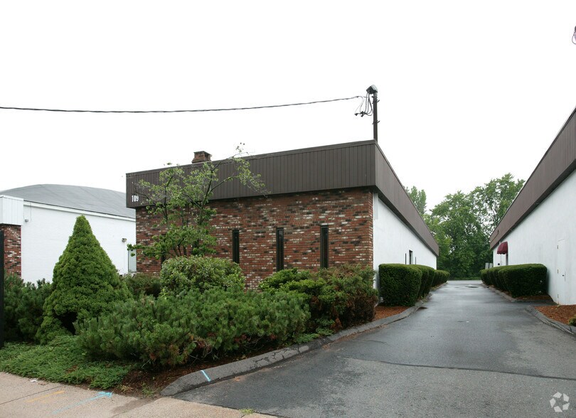 109 Pitkin St, East Hartford, CT à vendre - Photo du bâtiment - Image 3 de 6