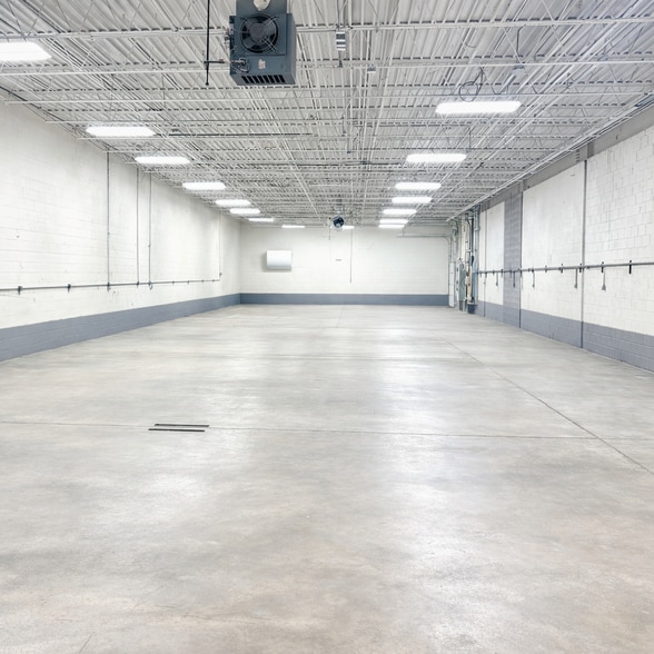2420 E Oakton St, Mount Prospect, IL for lease - Interior Photo - Image 1 of 3