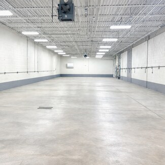 Plus de détails pour 2420 E Oakton St, Mount Prospect, IL - Industriel à louer