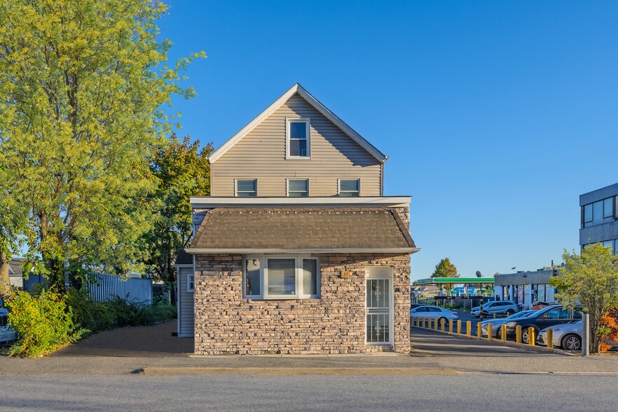 15 E Carl St, Hicksville, NY for sale - Building Photo - Image 2 of 7