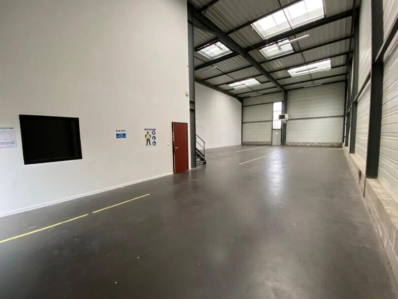 Office in Saint-Priest for lease - Interior Photo - Image 2 of 6