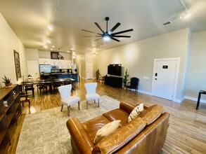 967 Academy, New Braunfels, TX for lease Interior Photo- Image 2 of 11