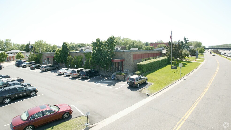 2501 Wayzata Blvd, Minneapolis, MN à vendre - Photo du bâtiment - Image 2 de 4