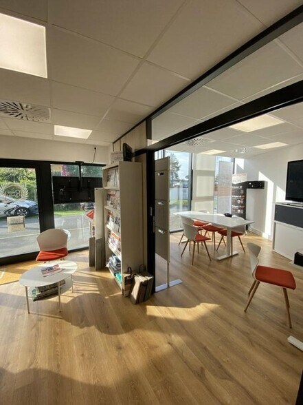 Retail in Artigues-près-Bordeaux for lease - Interior Photo - Image 2 of 6