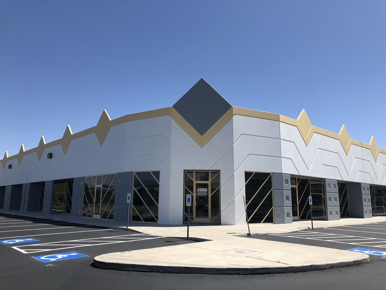6126 S Sandhill Rd, Las Vegas, NV à louer - Photo du bâtiment - Image 1 de 6