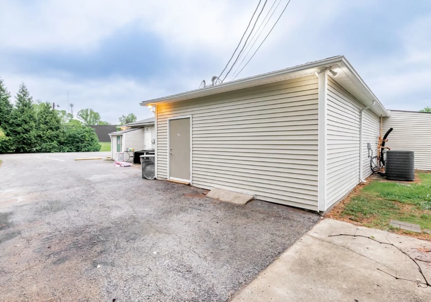 1008 Commerce Blvd, Bardstown, KY à vendre - Photo du bâtiment - Image 3 de 5