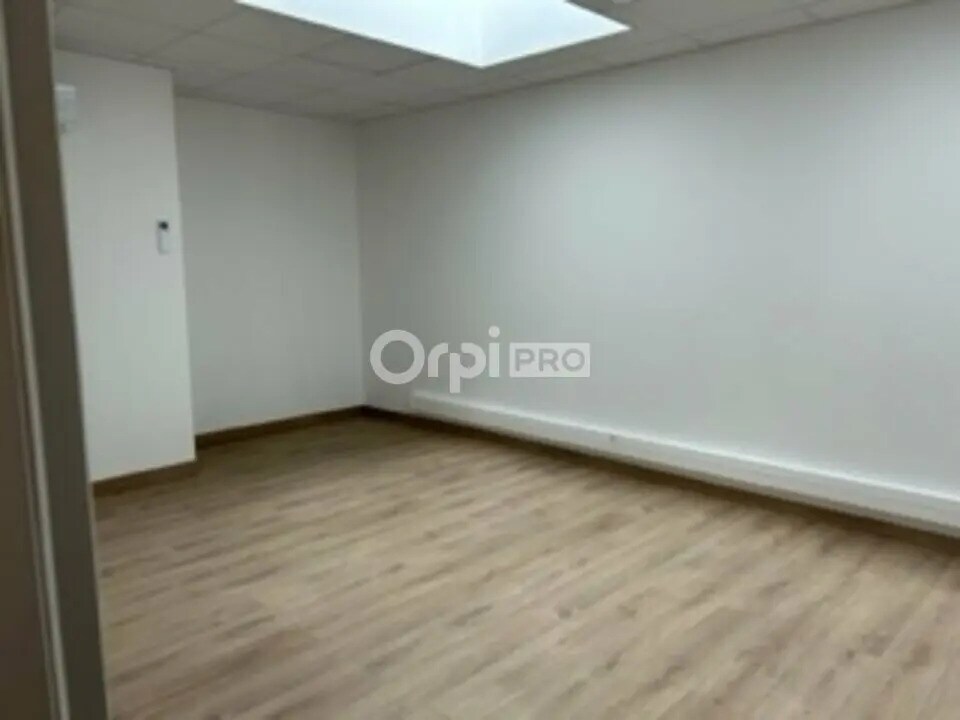 Office in Civrieux for lease Interior Photo- Image 1 of 5