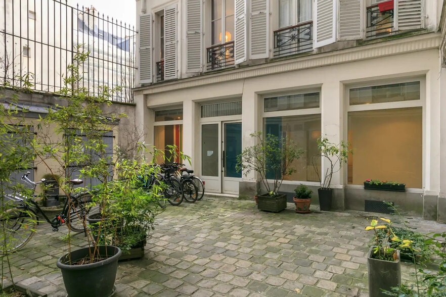 Office in Paris for sale - Building Photo - Image 1 of 9