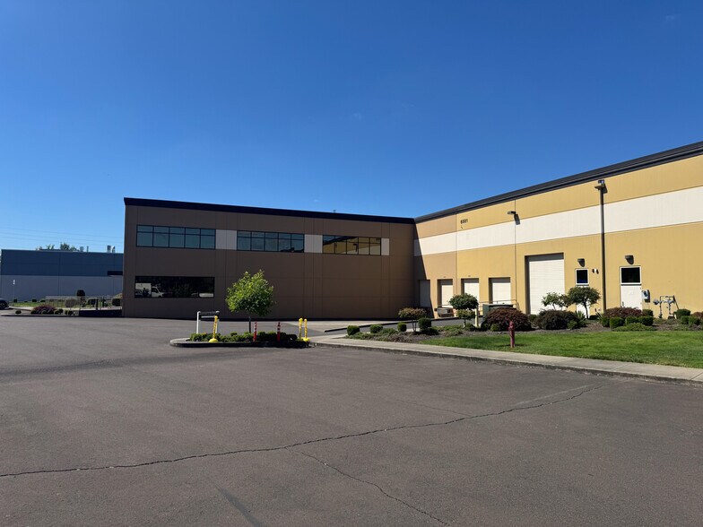 6501 NE Croeni Ave, Hillsboro, OR à louer - Photo du bâtiment - Image 2 de 9